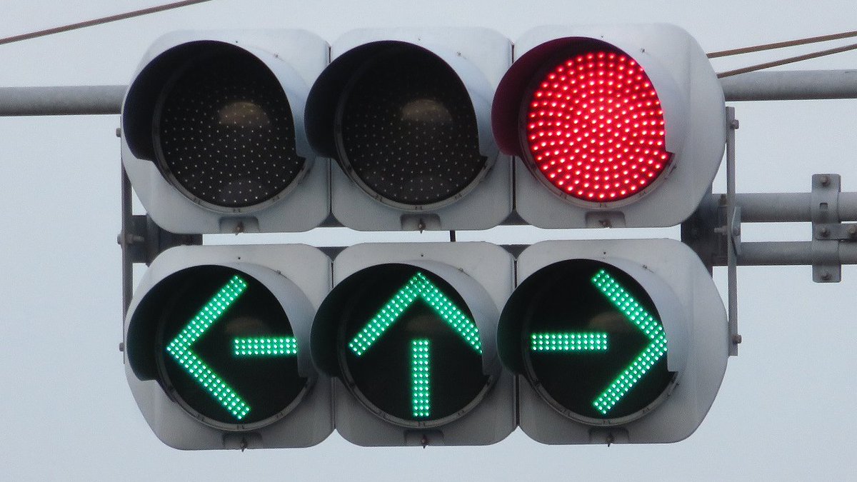 静岡名物・3列LED矢印が全方向点灯した信号機が見られる富士市｢江川