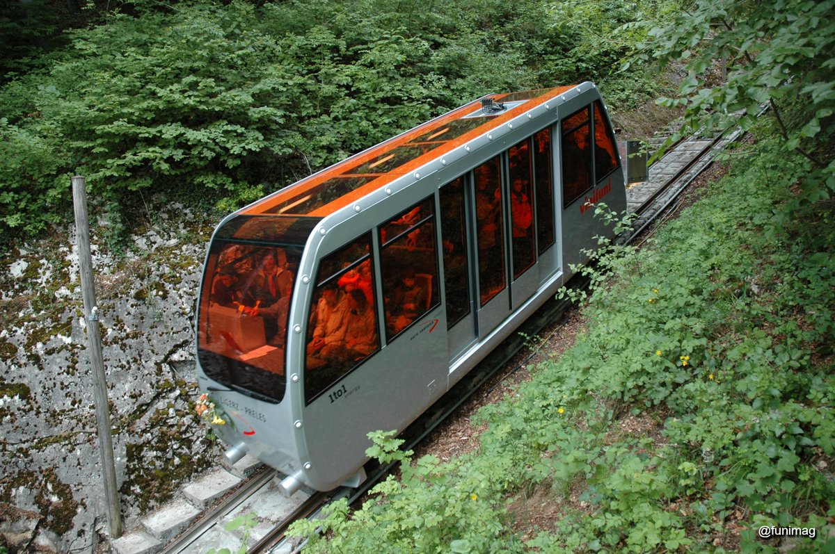 funimag's tweet photo. Above and below funicular Ligerz Tessenberg Bahn 🇨🇭 🚞  
#funicular #Standseilbahn #funiculaire #seilbahn #Vinifuni #Ligerz #Tessenberg #Gléresse #Chasseral #Jura #Bern @MySwitzerland_e @PChasseral  @Jura3Lacs @Rationalraetin https://t.co/yMikkqXwzH
