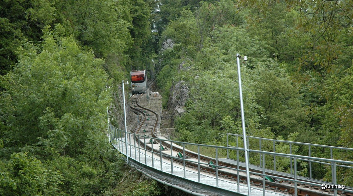 funimag's tweet photo. Above and below funicular Ligerz Tessenberg Bahn 🇨🇭 🚞  
#funicular #Standseilbahn #funiculaire #seilbahn #Vinifuni #Ligerz #Tessenberg #Gléresse #Chasseral #Jura #Bern @MySwitzerland_e @PChasseral  @Jura3Lacs @Rationalraetin https://t.co/yMikkqXwzH