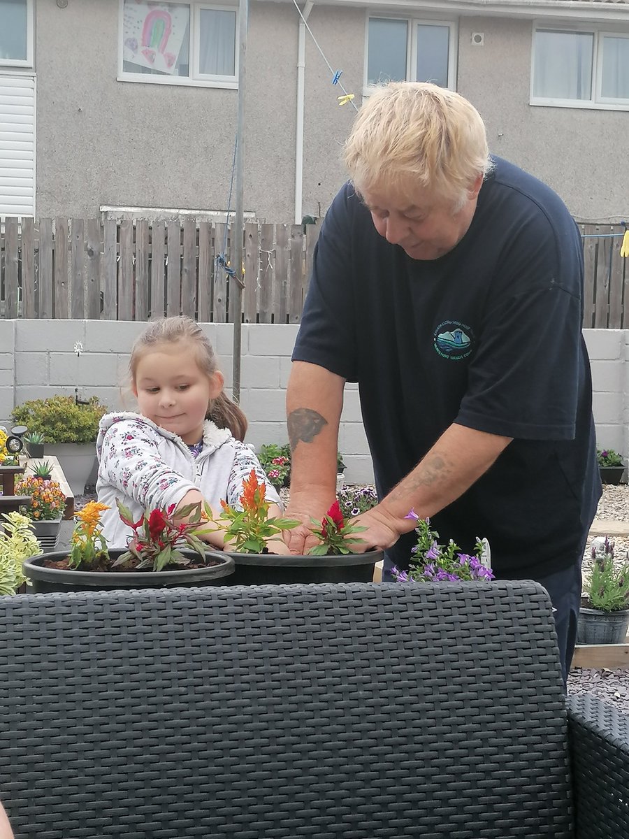 Eleriadkins1's tweet photo. @Alltwen telyn helping dado plant #outdoorfun #stillonlockdown https://t.co/LpvFapGkxA