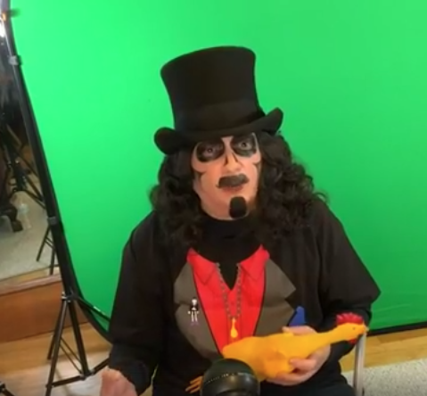 disgruntmonkey's tweet photo. Missed this last night, so happy to see that's it's on Facebook! Thanks @doc_freak for sharing link! Thank you @CountCrowley, @Dastmalchian, @marlenamidnite, and the great @Svengoolie! Fantastic to see love for horror movie hosts! #horrorhosts #Svengoolie 
https://t.co/pmFECq2SX6 https://t.co/jR5J8hq11E