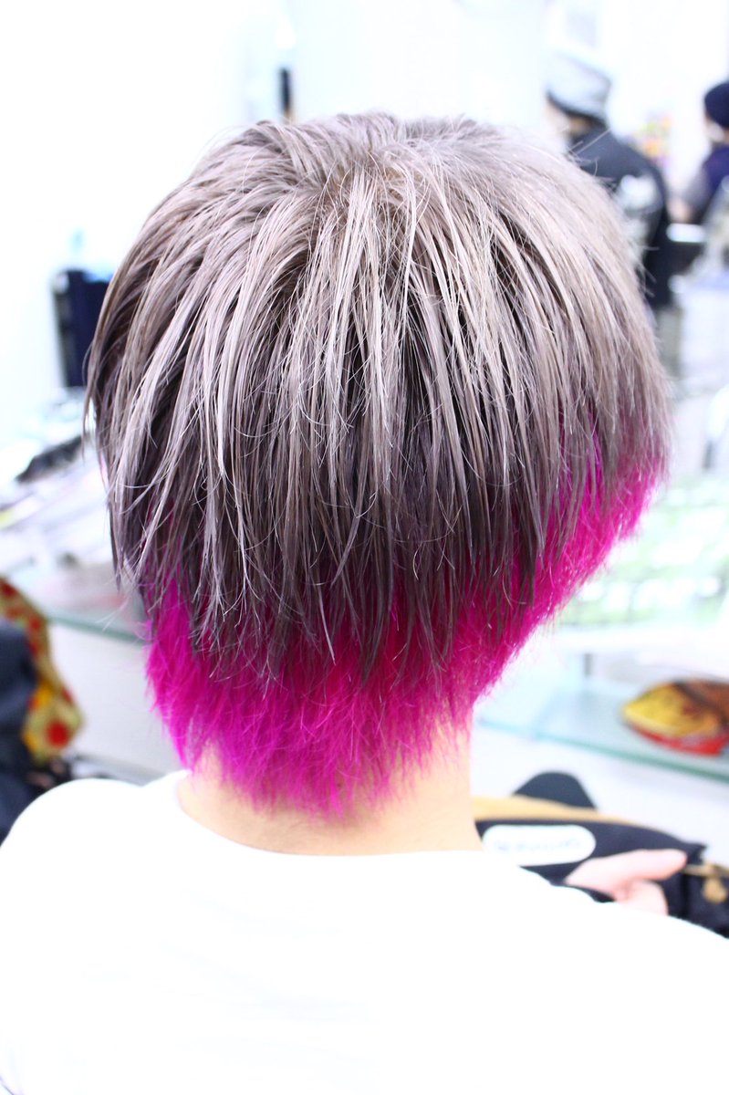 ストロベリーロックス 赤羽カラー専門店 本日のヘアカラー トップは シルバーアッシュ インナーは ショッキング ピンク インナーカラー は内側だけも 可愛い けどトップも染められる人は色の組み合わせで勝負 最近は メンズ の ピンク の