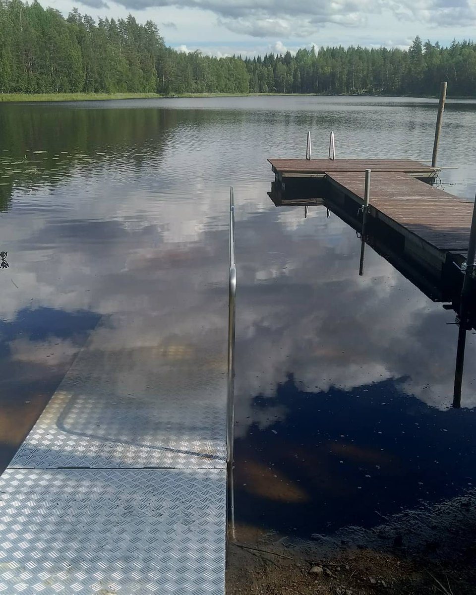 jesseoolan's tweet photo. Tämmönen luiska meidän mökillä nykyään. Viikonloppuna kokeilin ekaa kertaa ja hyvä oli! Nyt siis mäkin pääsen järveen suoraan pyörätuolilla🙂 #kesä #luiska #järvi #ranta #esteettömyys #UintiKuuluuKaikille #keskarimasennukselle #mielenterveys https://t.co/qLnRQeQFs0