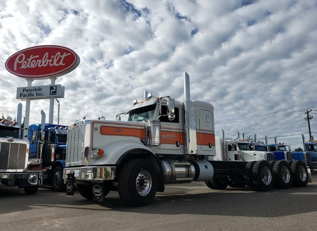 PeterbiltBC's tweet photo. Congrats to Ryan at Orange Star Holdings! This new 367H turned out amazing! #biltforit https://t.co/aa3qCntOBt