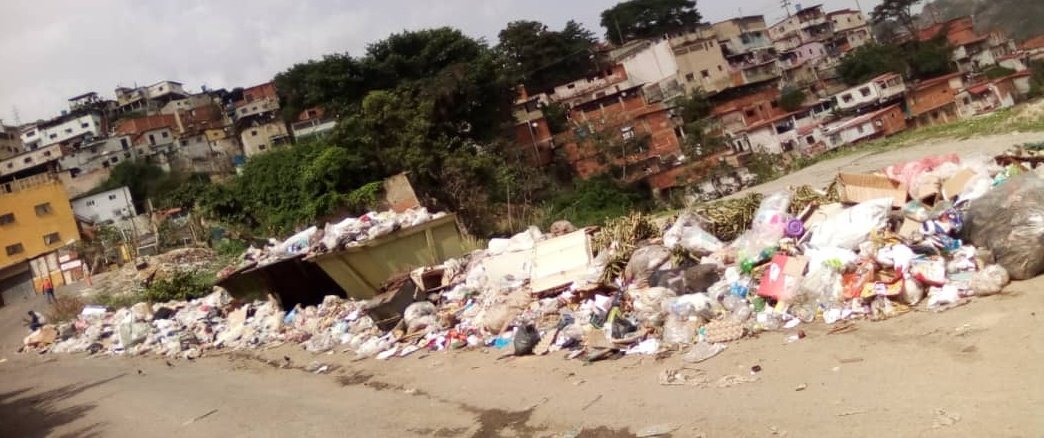 Lisbethbarreral's tweet photo. #6Jul En medio de insectos, malos olores y propensos a enfermedades producto de la contaminación por los desechos sólidos viven nuestros vecinos de plan de manzano en #Catia
@supraccs no cumple con el servicio de recolección por más de un mes, exigimos respuesta
#ServiciosEnCaos https://t.co/mAFCCaemHr