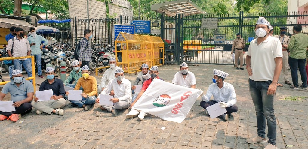 Dilipkakrola's tweet photo. आज CYSS दिल्ली के छात्रों द्वारा  मानव संसाधन मंत्रालय (शास्त्री भवन)के सामने ओपन बुक एग्जामिनेशन के खिलाफ अपनी आवाज़ बुलंद की,और अपना विरोध मंत्रालय में दर्ज करवाया।।
छात्र एकता जिंदाबाद 
CYSS जिंदाबाद https://t.co/QNYhUbvrZz