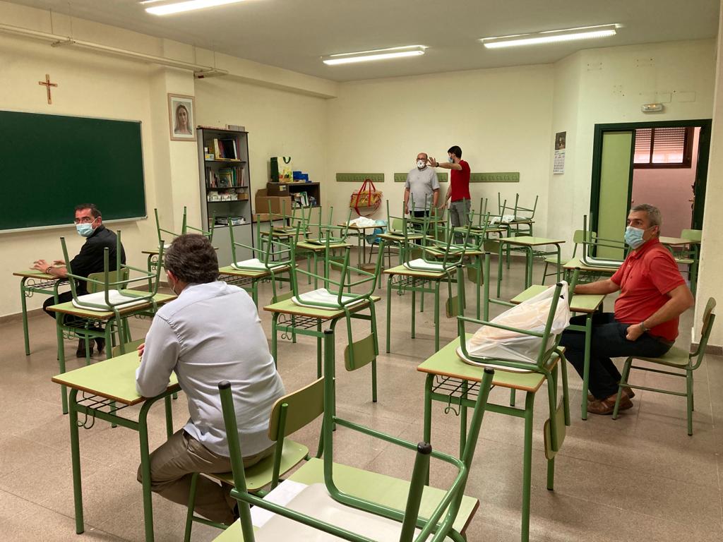 ccristotorrijos's tweet photo. Equipo Entér@te
"Haced lo que Él os diga"
TRABAJANDO PARA EL NUEVO CURSO
El equipo directivo se ha reunido hoy para elaborar los protocolos de actuación para el curso 20/21 y colocando las clases para que se respeten las medidas de seguridad entre los alumnos. 
#creando_FARP https://t.co/mjpK2BDmyc