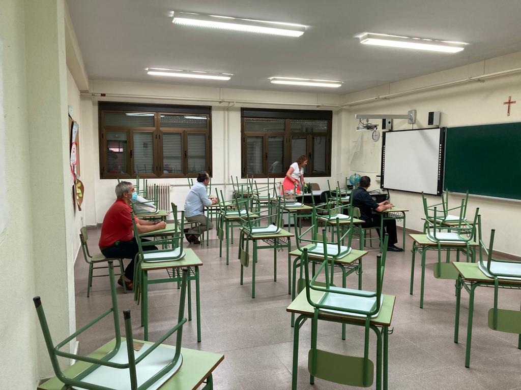 Equipo Entér@te
"Haced lo que Él os diga"
TRABAJANDO PARA EL NUEVO CURSO
El equipo directivo se ha reunido hoy para elaborar los protocolos de actuación para el curso 20/21 y colocando las clases para que se respeten las medidas de seguridad entre los alumnos. 
#creando_FARP