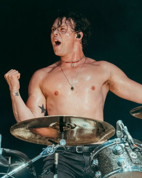 hobaringbinder's tweet photo. Ashton Irwin but as you scroll he gets older, happier and stronger - a Thread https://t.co/LGbfwq9zBT