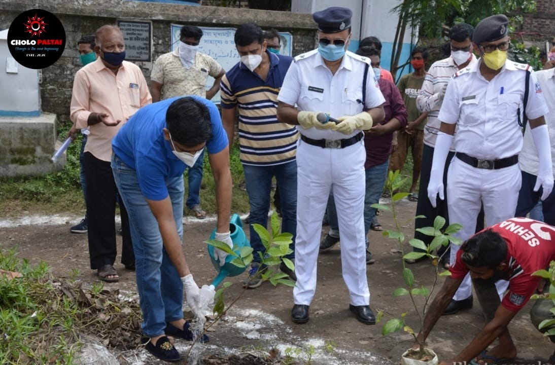 paltai_cholo's tweet photo. Tree plantation on 05.06.2020 at Saheb Bagan Math in collaboration with Malipanchghora Police Station..
#WorldEnvironmentDay
#PlantTreesSaveLives
#CholoPaltai
#MalipanchghoraPoliceStation https://t.co/bdqg5UtsbA