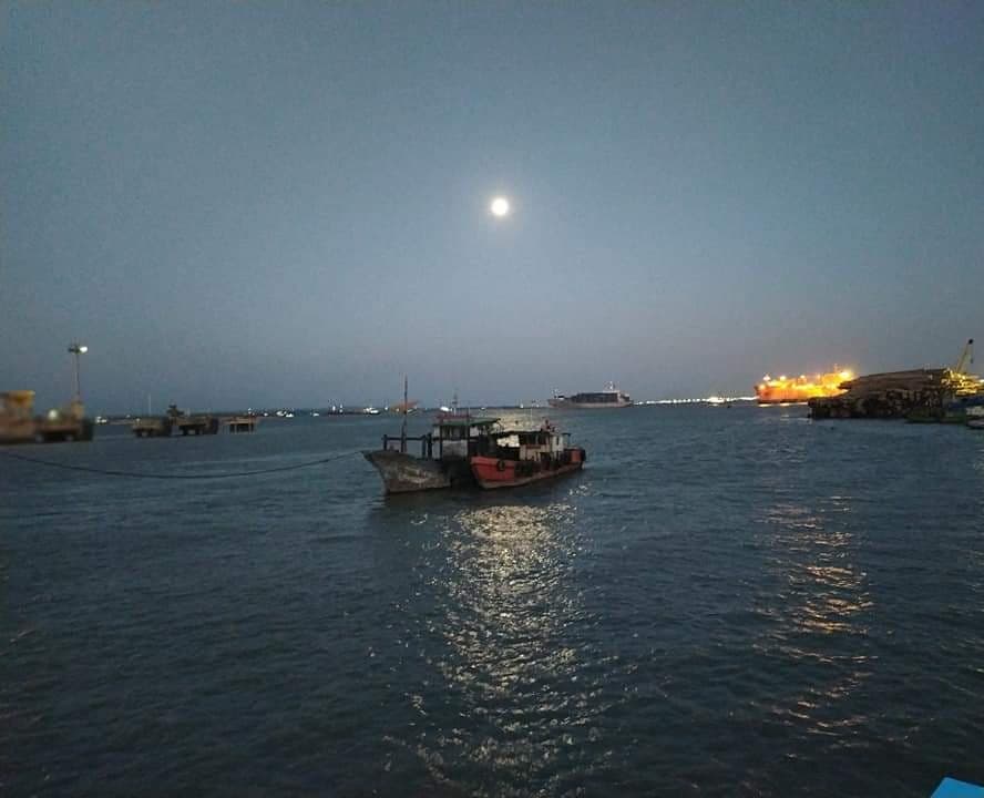gresikNEWS's tweet photo. Meski malam begitu sunyi dan suram, namun rembulan tak meninggalkannya. Seperti itulah sahabat sejati.
Foto: Muhammad Samsul (FB)
Lokasi: Balai Keling, kelurahan Kroman, Gresik.
#pantaigresik #gresiknews #gresikmalam #panoramagresik https://t.co/YSmmB0avjA