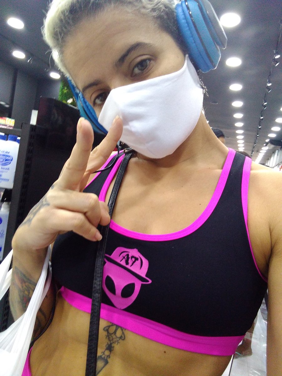 DRabiscada's tweet photo. Eu querendo estrear meu look novo e a @SmartFitoficial não deixa eu treinar!
Aaaah não
#PinkAlien https://t.co/WiTaIpzR54