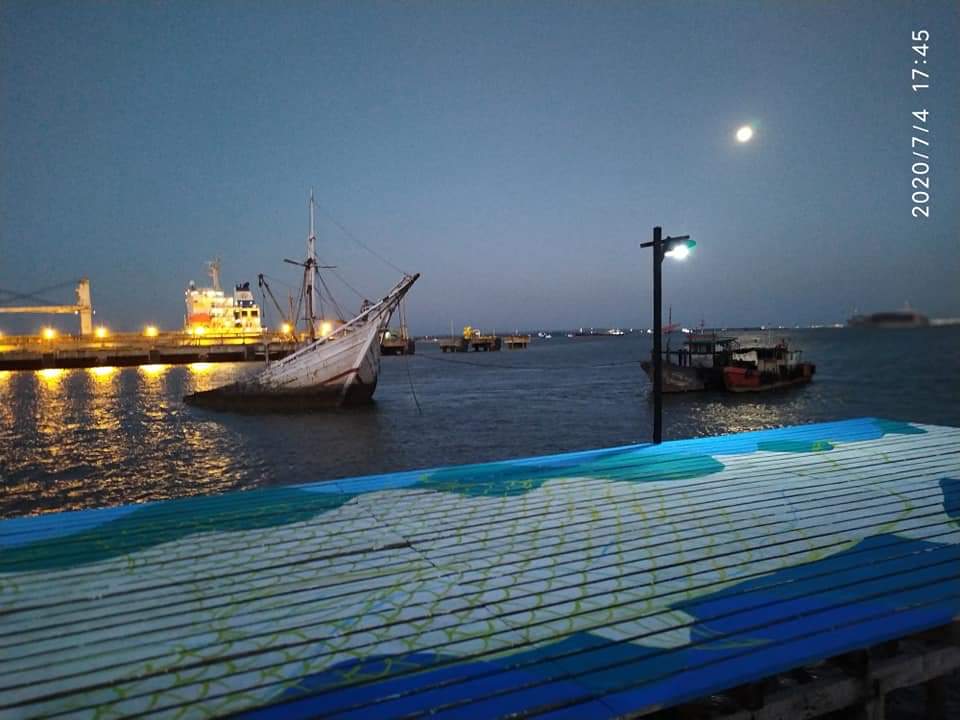 gresikNEWS's tweet photo. Meski malam begitu sunyi dan suram, namun rembulan tak meninggalkannya. Seperti itulah sahabat sejati.
Foto: Muhammad Samsul (FB)
Lokasi: Balai Keling, kelurahan Kroman, Gresik.
#pantaigresik #gresiknews #gresikmalam #panoramagresik https://t.co/YSmmB0avjA