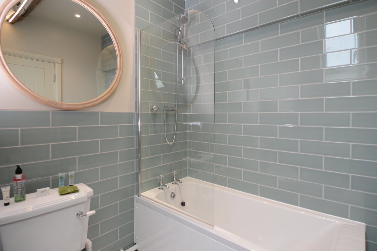 kingsheadbhurst's tweet photo. We’re delighted to announce we now have 5 luxury en suite bedrooms to let @VillageTweet @BillingshurstPC @station49fire @BillysOnTheRoad @HorshamLiving1 @DistrictPost ☎️01403782012 https://t.co/Ib4wyDe0LS