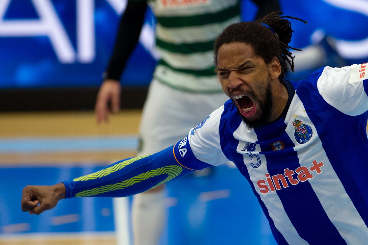 FCPorto's tweet photo. Gilberto Duarte celebra o seu aniversário 🎉 🎊 🎁
⠀⠀⠀⠀⠀⠀⠀
👉 Heptacampeão nacional pelo FC Porto
🏆 2 Supertaças e 1 Taça da Liga
⠀⠀⠀⠀⠀⠀⠀
🔵⚪️Muitos parabéns!
#FCPorto #FCPortoAndebol #FCPortoSofarma #FCPortoSports #Andebol https://t.co/BrAS97aGAy