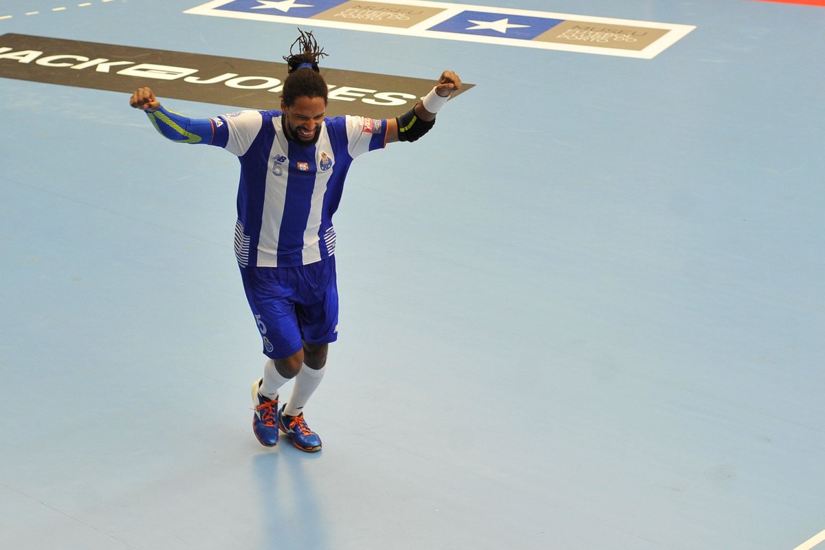 FCPorto's tweet photo. Gilberto Duarte celebra o seu aniversário 🎉 🎊 🎁
⠀⠀⠀⠀⠀⠀⠀
👉 Heptacampeão nacional pelo FC Porto
🏆 2 Supertaças e 1 Taça da Liga
⠀⠀⠀⠀⠀⠀⠀
🔵⚪️Muitos parabéns!
#FCPorto #FCPortoAndebol #FCPortoSofarma #FCPortoSports #Andebol https://t.co/BrAS97aGAy