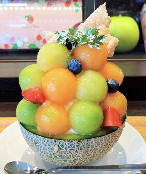 「ARROW TREE」たっぷりのメロン・生クリーム・バニラアイスの「季節のメロンパフェ」
