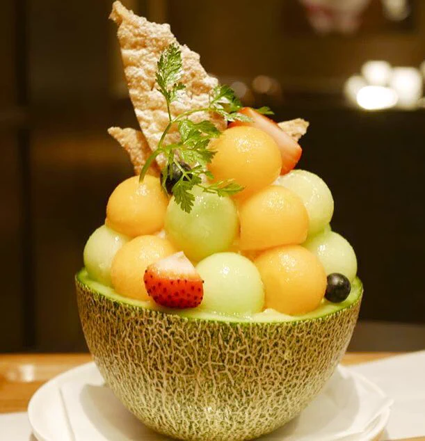 「ARROW TREE」たっぷりのメロン・生クリーム・バニラアイスの「季節のメロンパフェ」