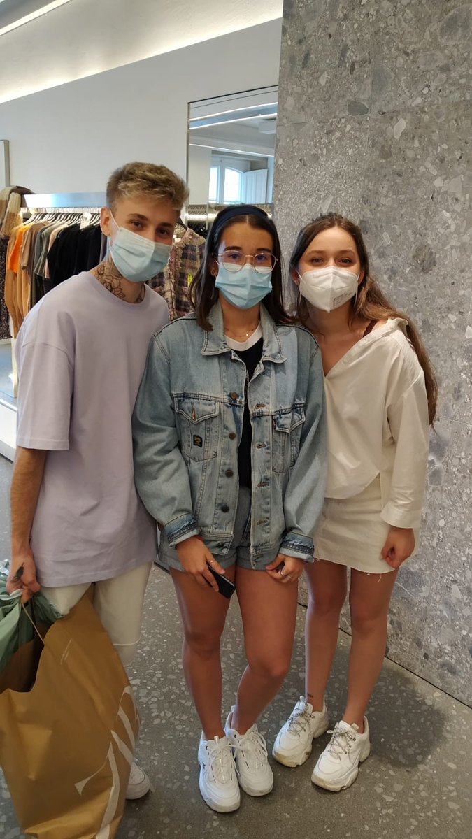 HugoCoboARG's tweet photo. 📷| Les dejamos algunas fotos de Hugo con fans 🥰 #PostOT6J https://t.co/7XPbVI3i0t