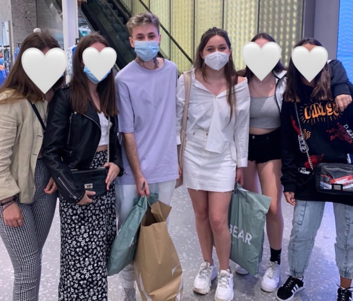 HugoCoboARG's tweet photo. 📷| Les dejamos algunas fotos de Hugo con fans 🥰 #PostOT6J https://t.co/7XPbVI3i0t