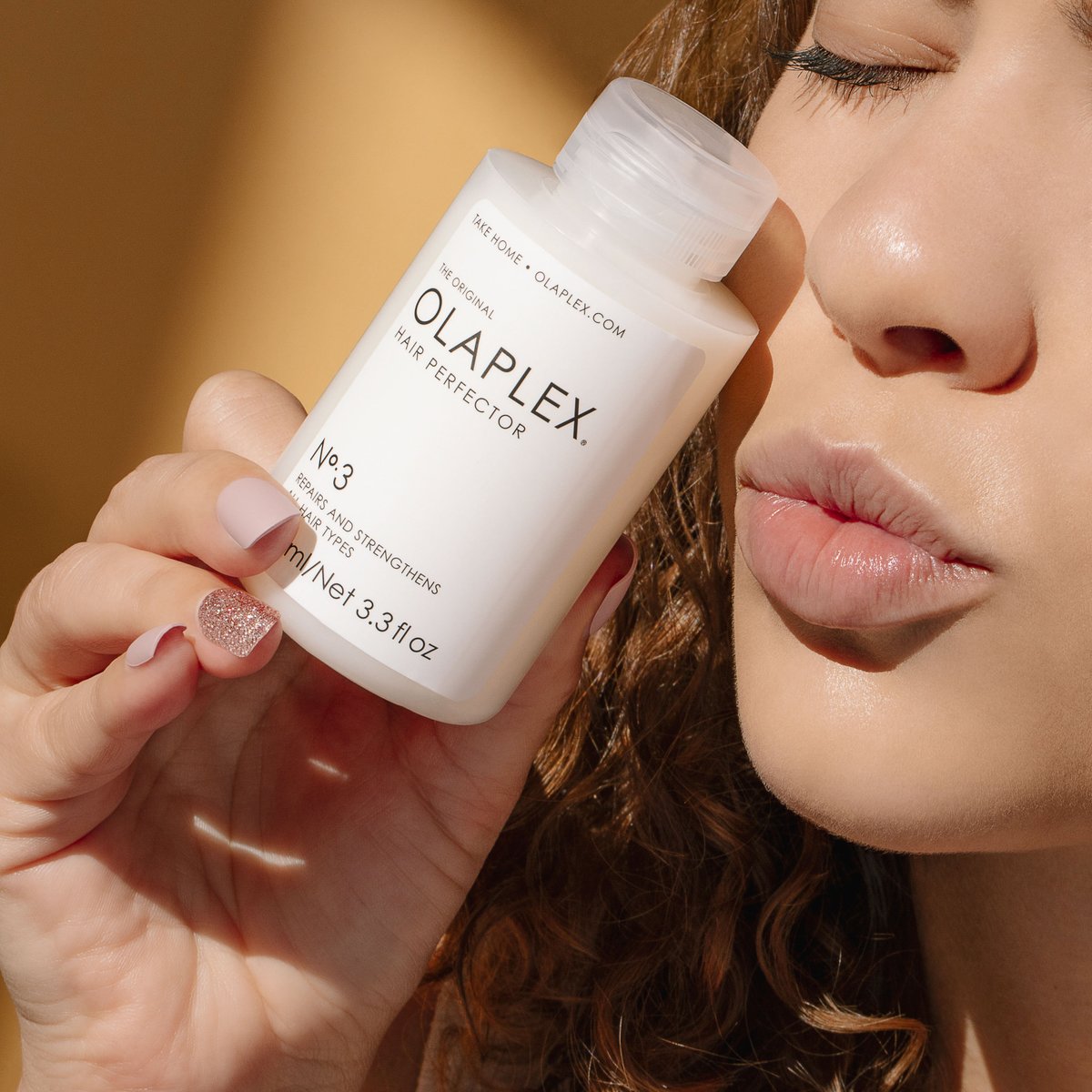 Puckering up next to our favorite non-toxic bae, #OLAPLEX No.3 Hair Perfector 💋 Happy #NationalKissingDay!