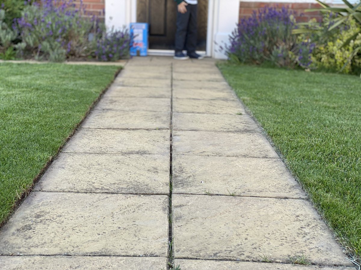 FifteenIt's tweet photo. When #GrassGod is on route and you youโve not been looking after the โbladesโ @LawnMasterNotts itโs a bit like doing your home work at the back of the bus on route to school! #YouDoGrass #Edging #Lawn #11thHour https://t.co/NUdBHDZXzZ