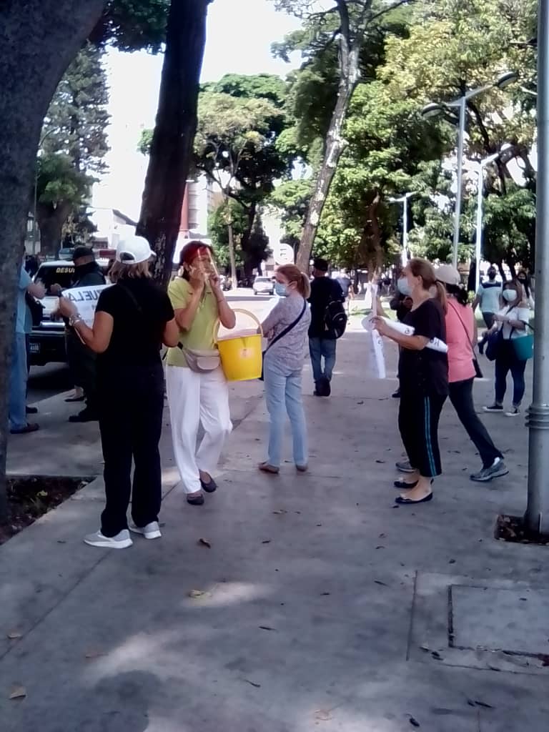 Acep_ElParaiso's tweet photo. Vecinos reinician protesta en el Paraíso, son más de 15 días sin recibir el preciado líquido "Agua" Miles de familias expuestas a contraer el Coronavirus al no poder contar con el servicio. https://t.co/pEIJk33udK