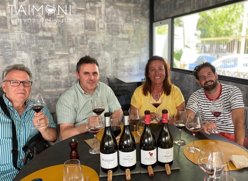 Catando #vinos de parcelas #pequeñasproducciones #vinos singulares elaborados con #alma de #AurelioGarcia #enólogo y  #AlfonsoEgea #Sumiller #Alicante #RestauranteAltramuz