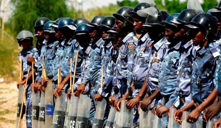 #نقاش_الكشك 
توقعات بإعادة 750 ضابط من المفصولين تعسفياً الى السلك الشرطي ..
و من المنتظر أن يكونوا نواة جديدة لتكوين جهاز الأمن الداخلي ، الذي يراعي خدمة الوطن و المواطن في المقام الأول.

في رأيكم ..

ماهو المطلوب لتواكب الشرطة و بقية الأجهزة الأمنية مطالب الثورة و الثوار ؟