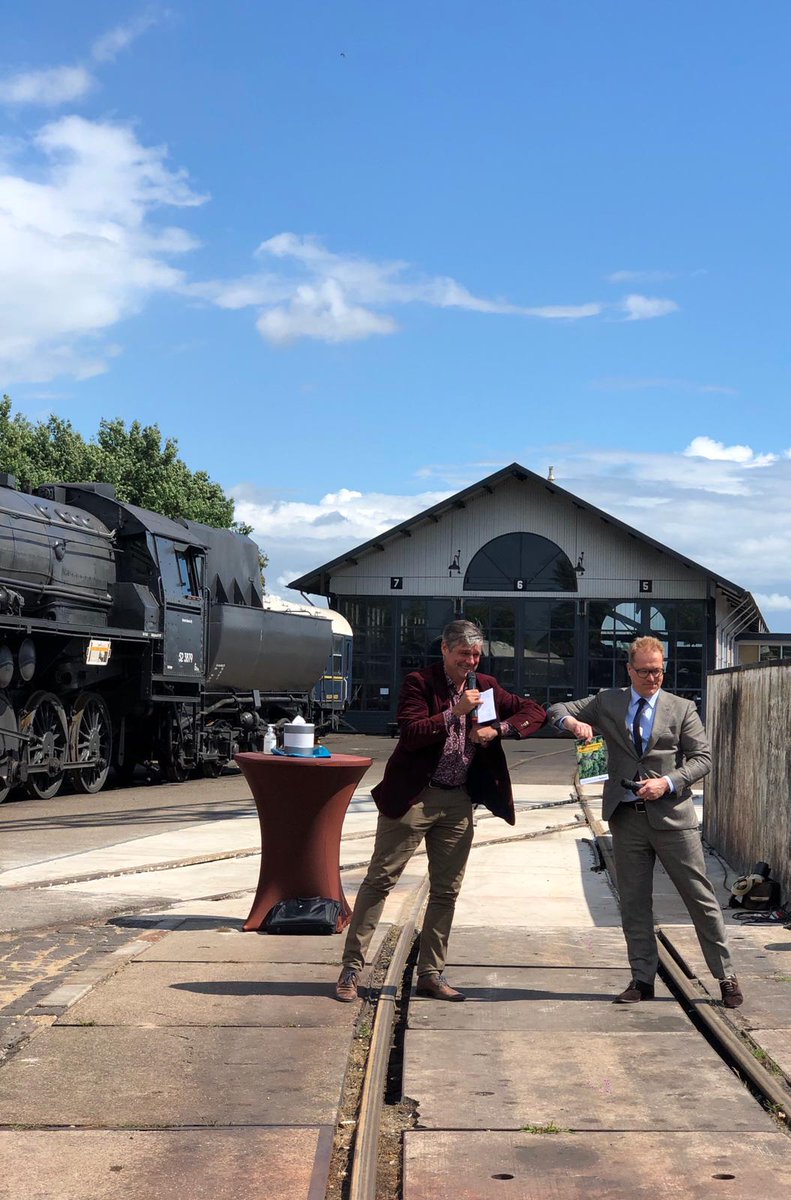 henkvvoornveld's tweet image. Vanmiddag eindelijk weer echt contact met het netwerk tijdens lancering VSM Stoomcourant. Met indrukwekkende app. Ook visie citymarketing Apeldoorn 2025 aan wethouder @maartenv4ssen aangeboden. Coronaproof.