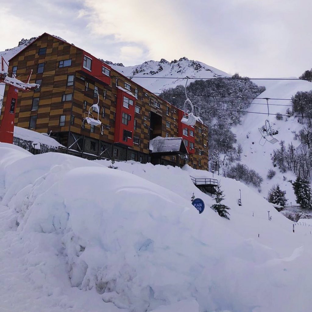 DomingoDev's tweet photo. Comenzamos la semana recargados de nieve en #nevadosdechillan ❄️🏔✨
#snow #nieve #powder #ski #snowboard #invierno #catedraldelpowder https://t.co/wW4mYfJhdG