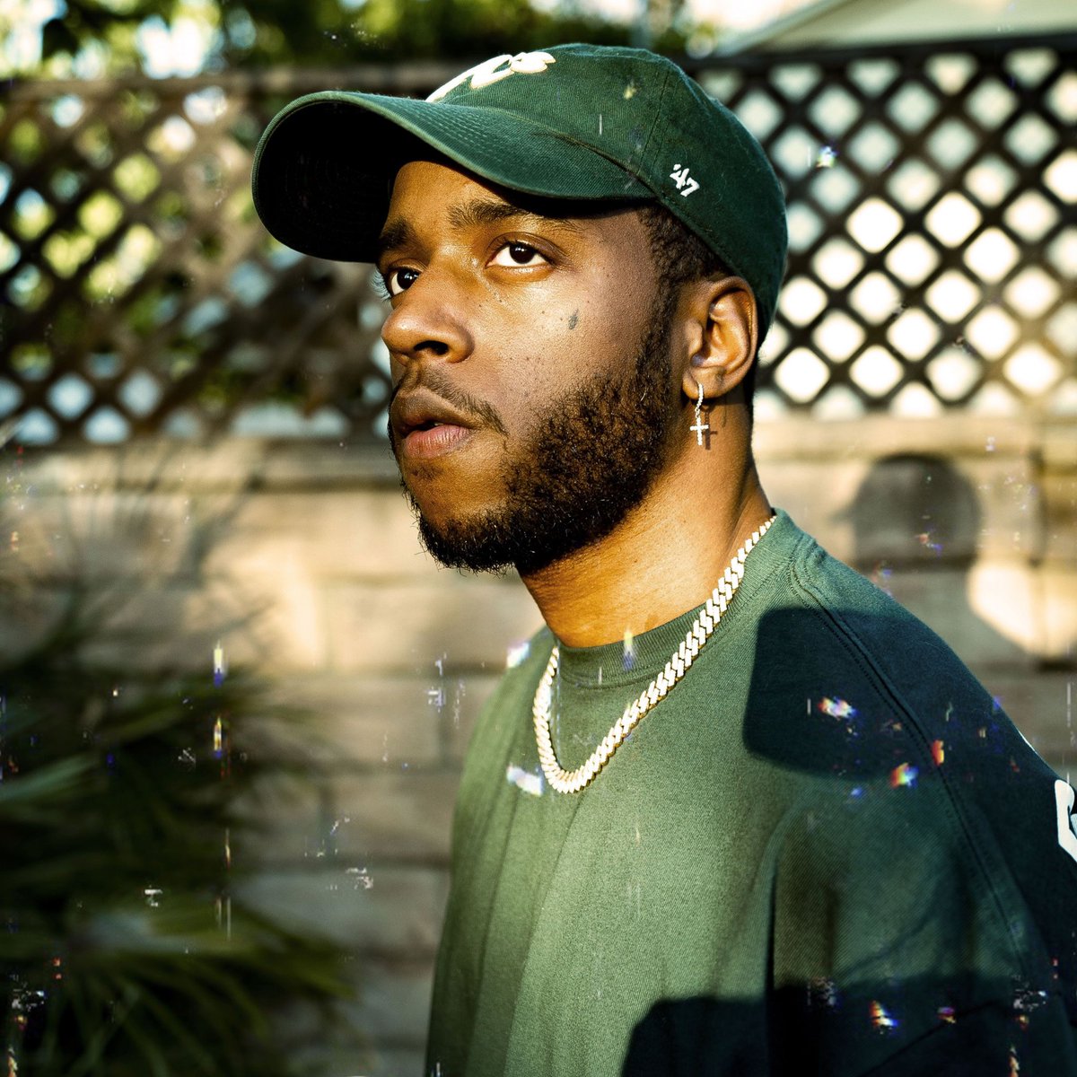 MusicNewsRumor's tweet photo. .@6LACK’s new ‘6pc Hot’ EP debuted at #15 on the Billboard 200 this week with 26,000 total equivalent units sold. #6pcHot https://t.co/kf346yrvcX