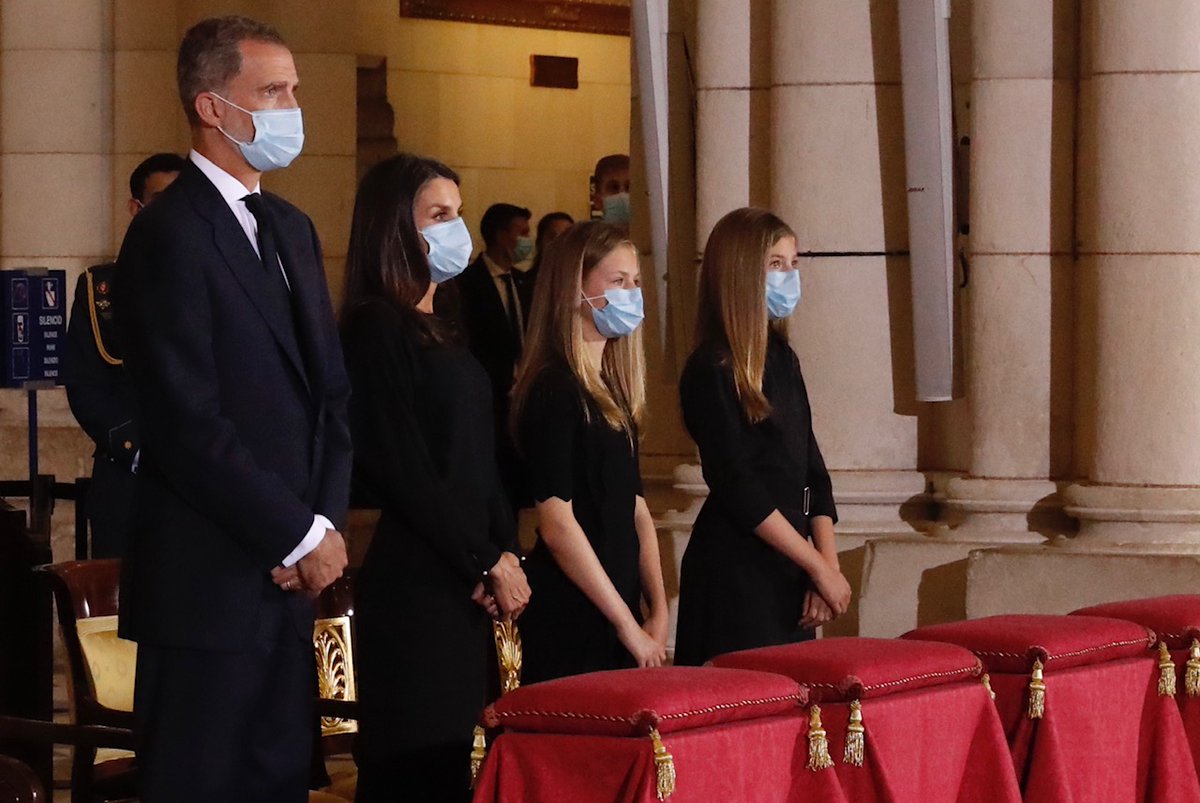 CasaReal's tweet photo. Eucaristía por las víctimas de la COVID19 en la Catedral de La Almudena https://t.co/sJYnFw1KAF https://t.co/MxX0nCo13X
