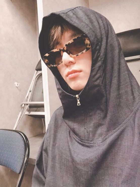 klamida8's tweet photo. #ARMYSelcaDay
знаю вообще не похоже но я пыталась 😁💜 https://t.co/nvfQCbRWUz