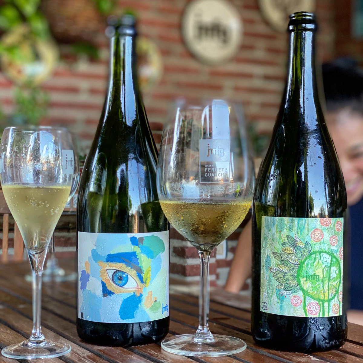 Ayer descubrí un proyecto con alma con la mínima intervención del humano. Elaborado por Josep María Ferret Guasch,
un blanco ancestral y un vino natural de 90% Xarel•lo y 10% Parellada. Muy sorprendentes. 👍🏻