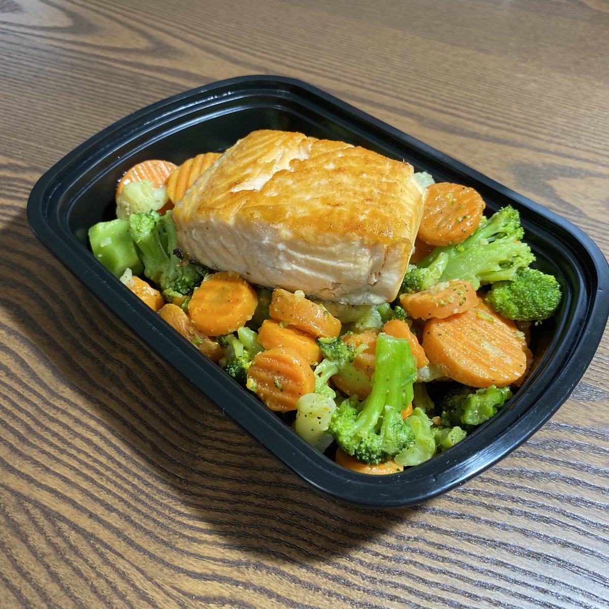 MyHolStrength's tweet photo. TODAY’S LUNCH

4oz of Wild Atlantic Salmon
300 gr of mixed vegetables

320 Calories
-12g Carbs
-15g Fats
-23g Protein!

Salmon =
- protein
- omega-3 fatty acids
- antioxidants

Plus it’s #delicious 😋

#stayhomestayfit #health #healthyeating #omega3 #omega3s #salmon https://t.co/Tq7RhmXvUb