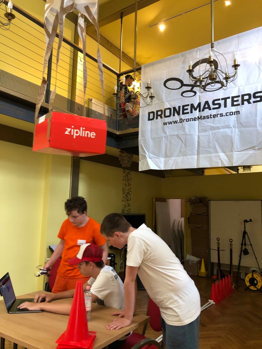 Drohnen fliegen und die Zukunft entdecken! Seit 2017 hat die DroneMasters Academy mehr als 500 Kindern und Jugendlichen Zugang zu einer zukunftsweisenden Technologie eröffnet @DroneMastersBER 
#MINT #coding #gaming #digital #twitterlehrerzimmer #drones @zipline @TeslaKidGiga4