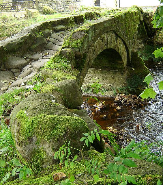  Quick 'packhorse bridge' explainer • Ferried pannier-laden horses across waterways • One or more narrow (one-horse wide) stone arches• Low parapets designed for panniers to pass over• Built on major trade routes• Succeeded by turnpike roads and canals in the 1700s