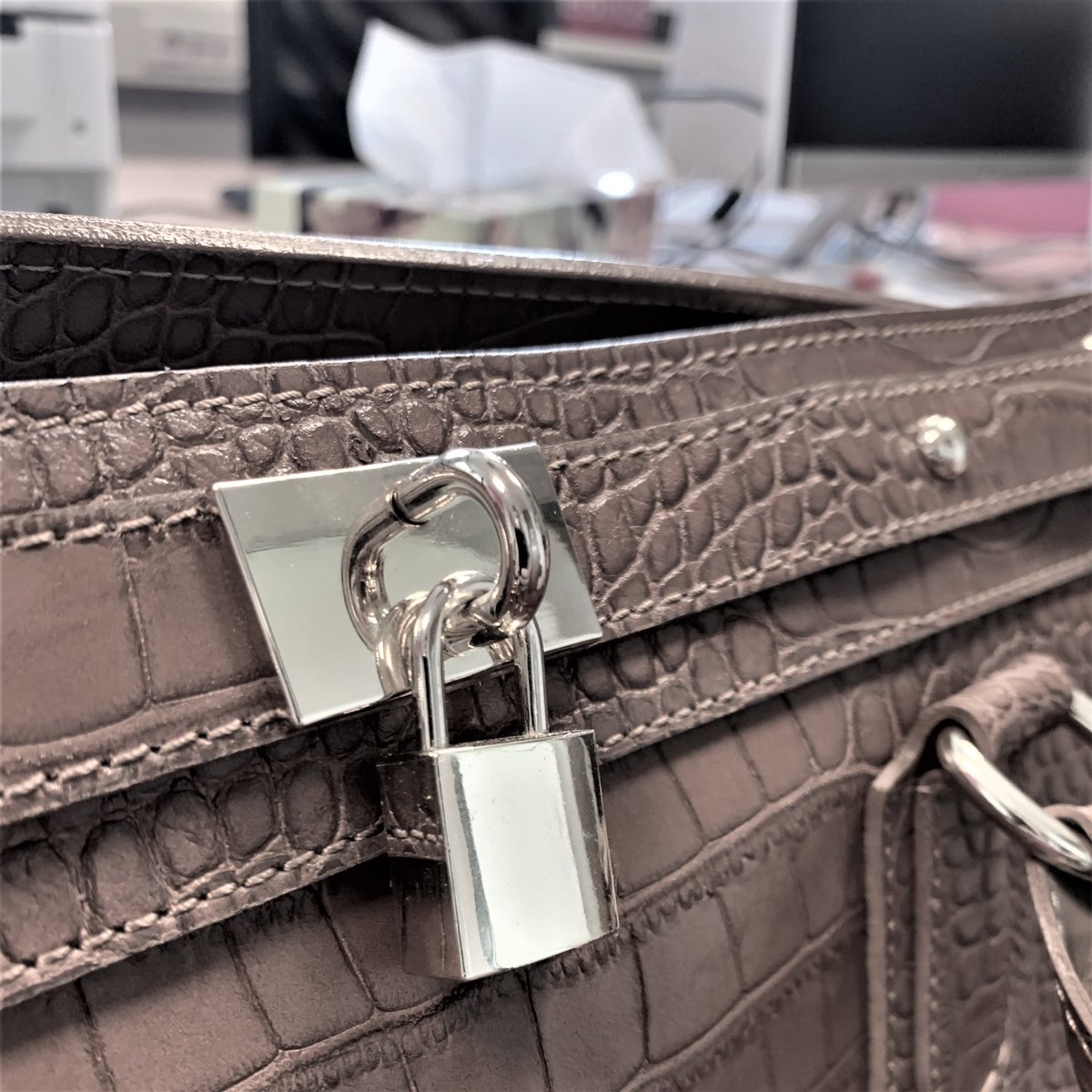 eBirdss's tweet image. Altijd al willen weten wie de volgers van je LinkedIn pagina zijn? LinkedIn heeft dat nu inzichtelijk gemaakt in de paginastatistieken. Je ziet direct ook of deze 'LinkedInners' al een connectie van je zijn en sinds wanneer ze de pagina volgen.