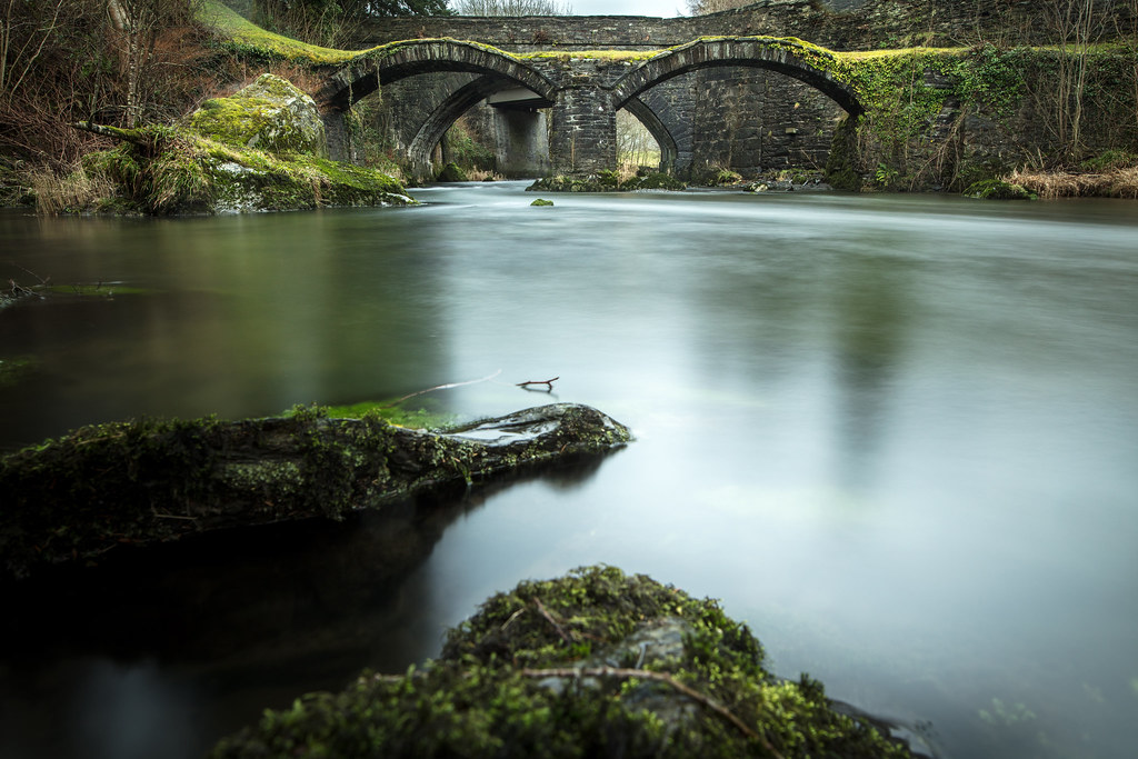 Pont Minllyn, also known as Pont y Ffinnant or Pontrusk Bridge, dates to the early 1600s – the post-medieval period.It spans the river Dyfi at a long-established crossing point, and was built to act as a 'packhorse bridge'.