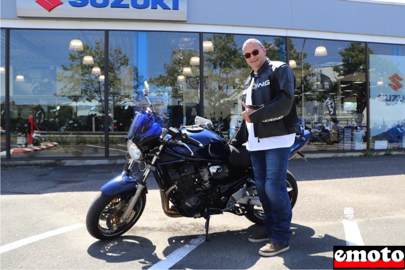 emotocom's tweet photo. Jean-Marc et sa #Suzuki #Bandit1200 chez #Stand41 à #Blois, un gros moteur plein de couple signé @SUZUKI_MOTO_FR https://t.co/tV97OzGd1t https://t.co/Pj7NRgtx8H