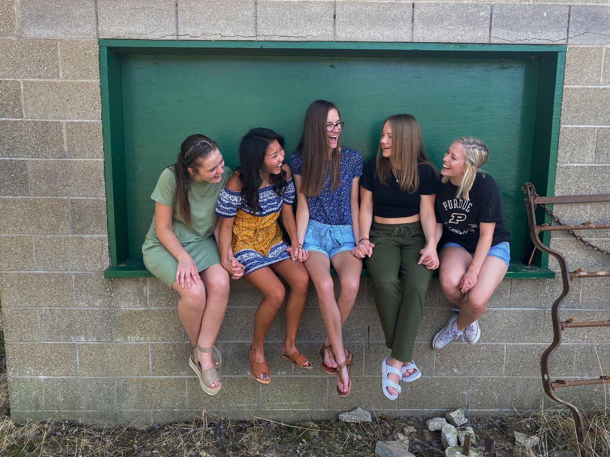 1151abbey's tweet photo. •i LOVE my friends• https://t.co/ogYIgokVRm