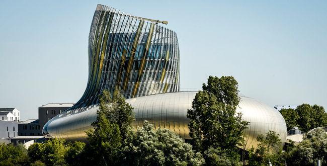 Petits et grands vont pouvoir se plonger dans l'univers du vin bordelais avec cette nouvelle activité ouverte jusqu'au 31 août. 👨‍👩‍👧‍👦🍇 <a href="/laciteduvin/">Cité du Vin</a>  #Bordeaux #activités #été2020 bit.ly/2VSRNkX