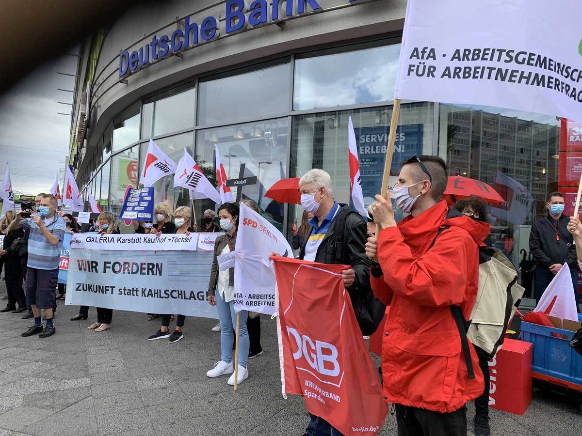 #solidarität mit den Beschäftigten von #kaufhof und #Karstadt - heute am Ringcenter mit @_verdi Michael Grunst @BaLichtenberg @pascalmeiser @LINKE_LBerg @schluesselburg @CanselK u.v.a.m. Wir kämpfen mit den Beschäftigten um jeden Standort und fordern Mietsenkungen sofort