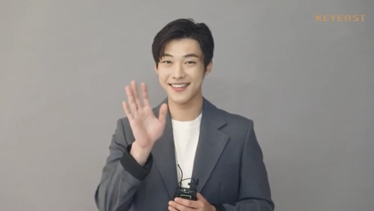 kdramafansg's tweet photo. D-548 to 5 January 2022

1st day of missing #WooDoHwan. Miss his smile his voice..here’s #우도환 giving a finger heart to all fans. He said he’ll come back safely n hopes we will also live healthily and happily. He will return with better performance. Counting down to tt day! https://t.co/YsJkqz2iMr