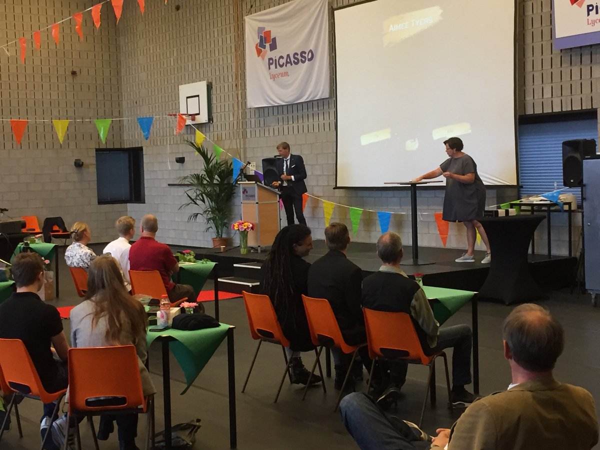 #Diploma-uitreiking #4mavo #PicassoLyceum in volle gang. Examensecretaris mw. Kousen zorgt voor corona-schoonmaak tussen de toespraakjes door. Naast diploma en cijferlijst ook fotojaarboek en taart en evt het plusdocument. Alles te volgen via livestream. Gefeliciteerd!