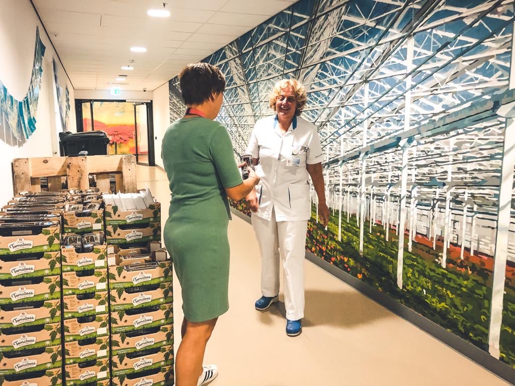 Na een bezoek aan het Maasstad ziekenhuis zijn we doorgereden naar het Haga ziekenhuis in Den Haag en Reinier de Graaf in Delft. Ook hier hebben we alle medewerkers kunnen voorzien van onze heerlijke Red Desire tomaten!