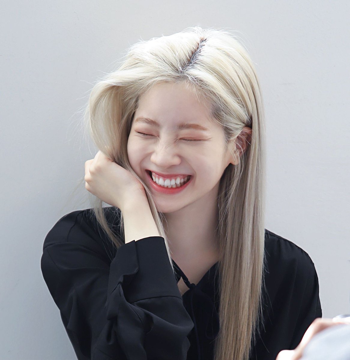 misayeon's tweet image. Today marks Dahyun’s 8th year since joining JYP! @JYPETWICE

Happy anniversary to Dahyun who joined JYP on 7/7 in 2012 ♥️ She chose 7 as her favorite number and she’s also the 7th oldest in TWICE. Thank you for all your hard work 🥰 

#8YearsWithDahyun