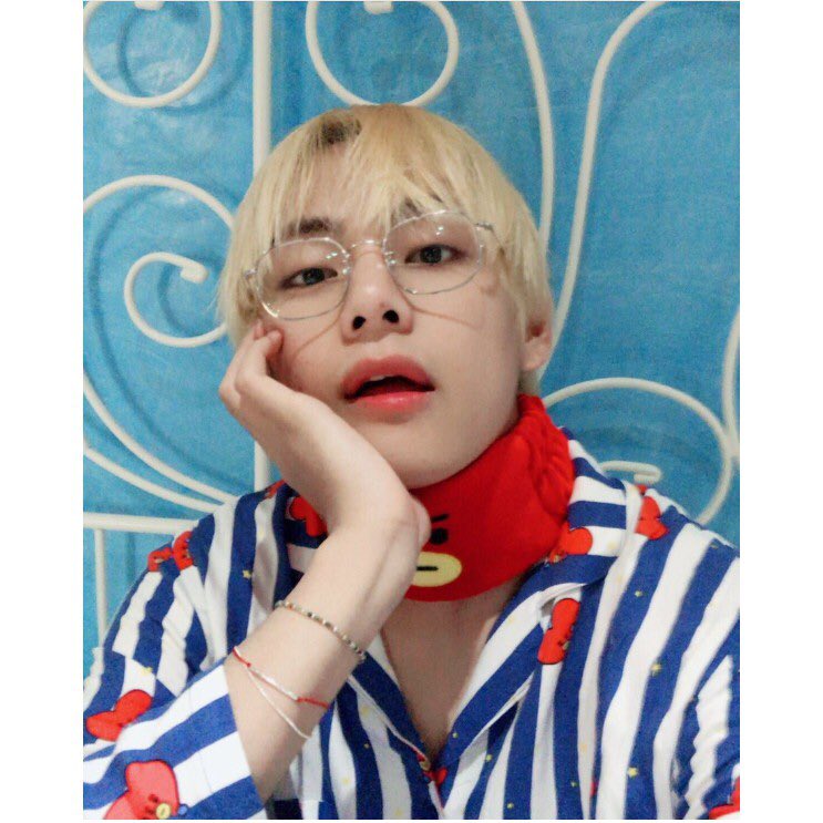 NutcharinL's tweet photo. ขอหน่อยเหงาไม่ไหว555 #ARMYSelcaDay https://t.co/JPNUOZs0eO