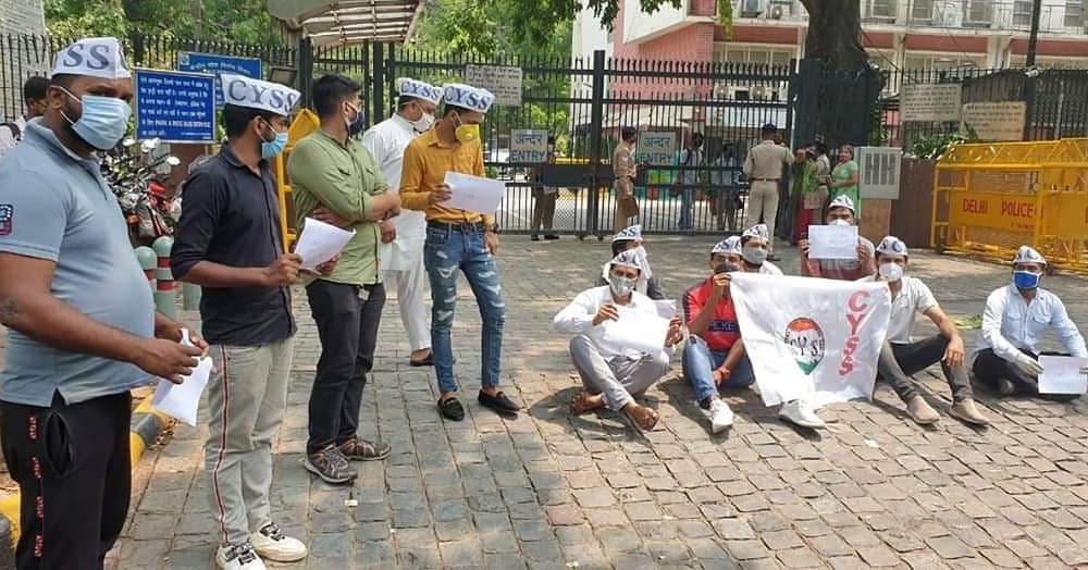 CYSSIndia's tweet photo. Today, @CYSS protested in front of @HRDMinistry Building with the demand to promote all the students without exams.
@ShivaniCYSS
#CYSSAgainstOnlineExamination
#DuAgainstOnlineExam #BoycottOBE #ScrapOBE https://t.co/CHayjsWZiy